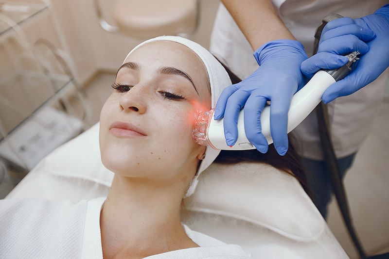 NiSV Fachkundezertifikat: wer darf in Deutschland eine kosmetische Laserbehandlung durchführen?